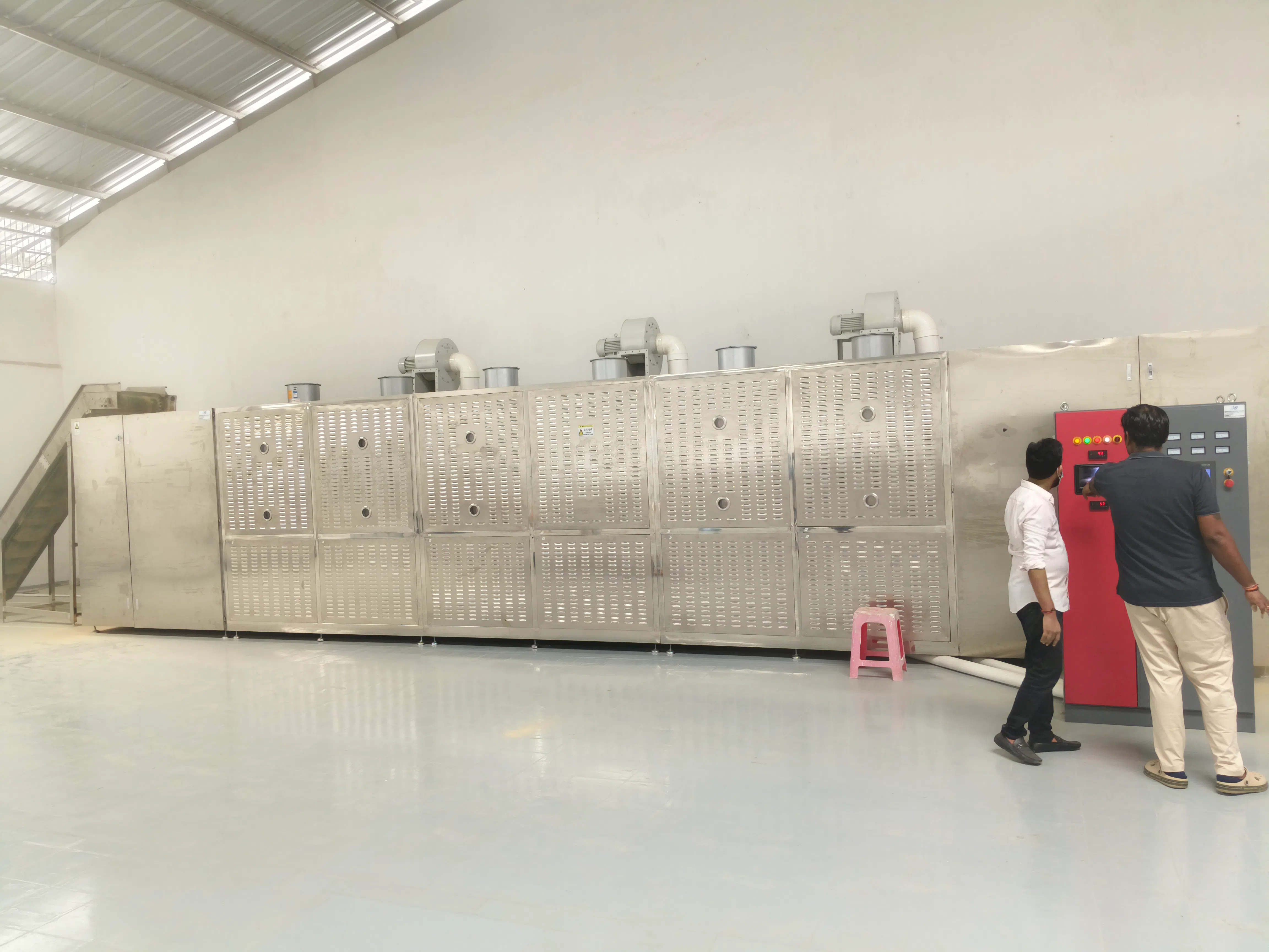 Equipamento industrial de esterilização de especiarias por micro-ondas