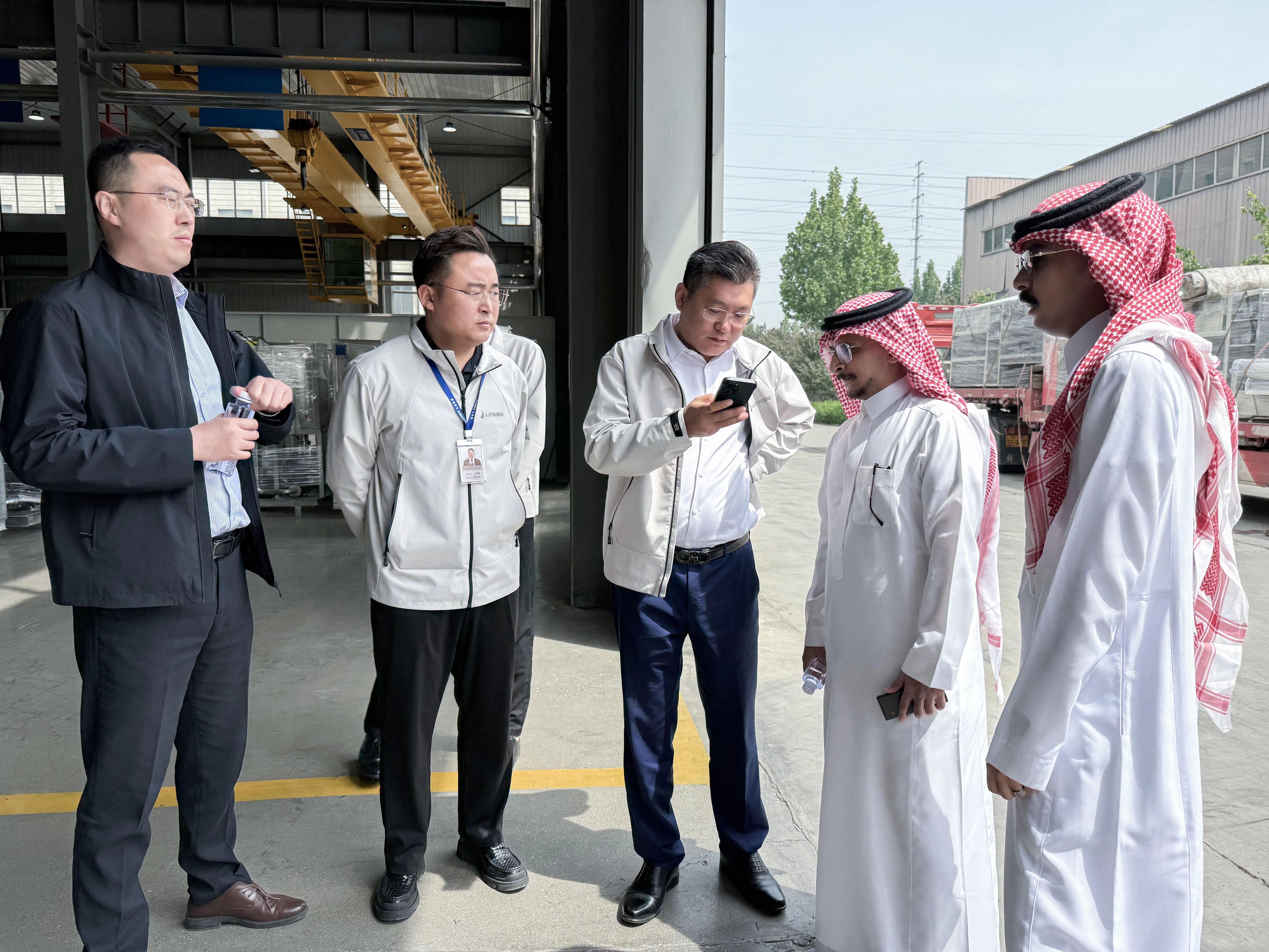 Visita à fábrica do cliente saudita | Equipamento personalizado de esterilização e secagem por micro-ondas industrial